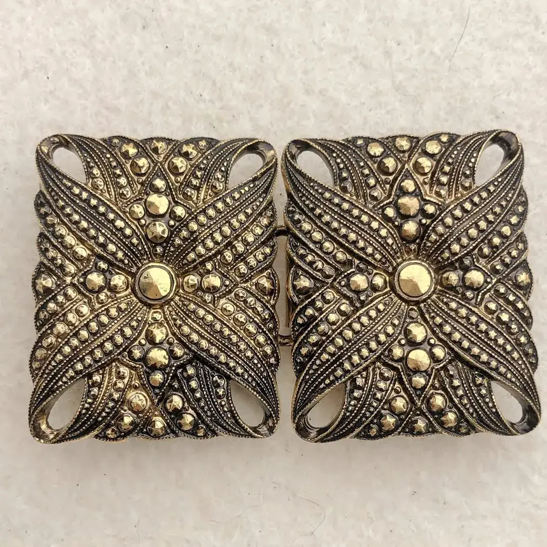 Dirndlschließe Schürzenschließe altgold No. 3 – Bild 13 – Chiemgauer Heimatwerk Trachten-Onlineshop Dirndlschließe Schürzenschließe altgold No. 3 - Bild 13 - Chiemgauer Heimatwerk Trachten-Onlineshop