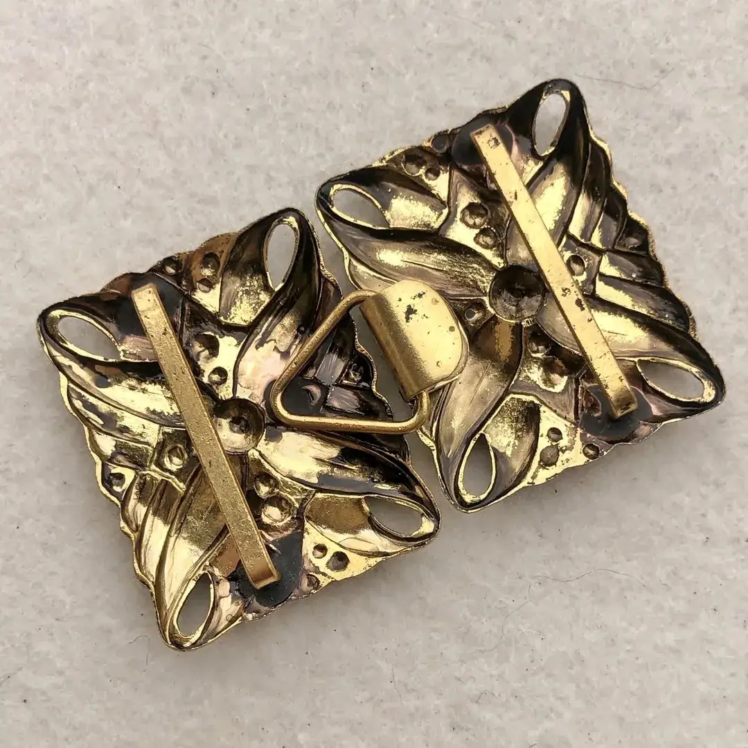 Dirndlschließe Schürzenschließe altgold No. 3 – Bild 3 – Chiemgauer Heimatwerk Trachten-Onlineshop Dirndlschließe Schürzenschließe altgold No. 3 - Bild 3 - Chiemgauer Heimatwerk Trachten-Onlineshop