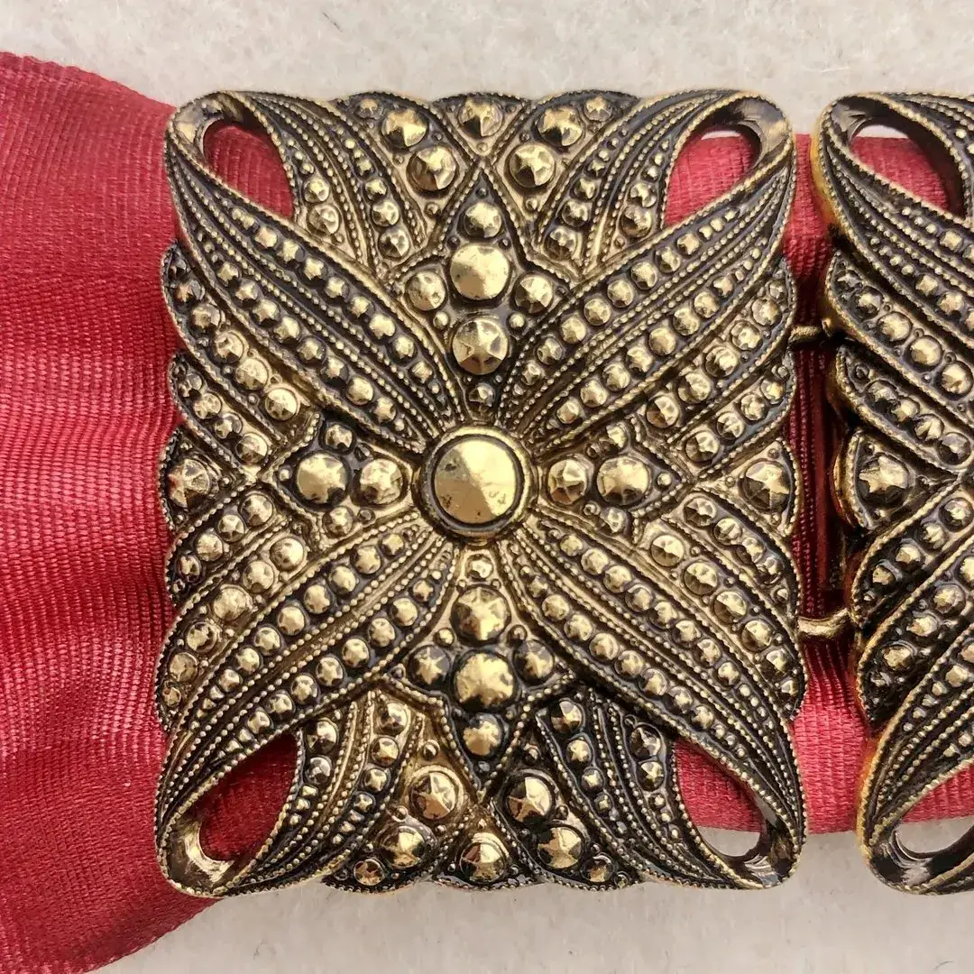 Dirndlschließe Schürzenschließe altgold No. 3 – Bild 7 – Chiemgauer Heimatwerk Trachten-Onlineshop Dirndlschließe Schürzenschließe altgold No. 3 - Bild 7 - Chiemgauer Heimatwerk Trachten-Onlineshop