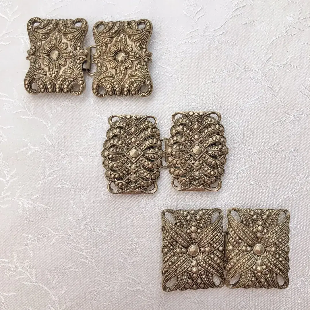 Dirndlschließe Schürzenschließe altgold No. 4 – Bild 15 – Chiemgauer Heimatwerk Trachten-Onlineshop Dirndlschließe Schürzenschließe altgold No. 4 - Bild 15 - Chiemgauer Heimatwerk Trachten-Onlineshop