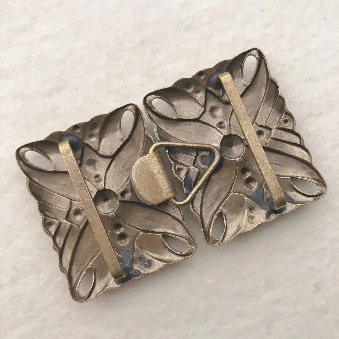 Dirndlschließe Schürzenschließe altgold No. 4 – Bild 16 – Chiemgauer Heimatwerk Trachten-Onlineshop Dirndlschließe Schürzenschließe altgold No. 4 - Bild 16 - Chiemgauer Heimatwerk Trachten-Onlineshop