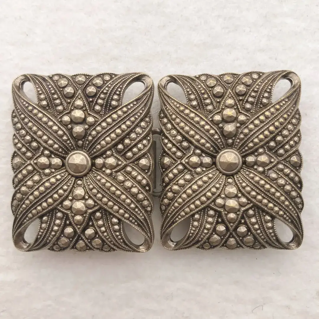 Dirndlschließe Schürzenschließe altgold No. 4 – Bild 19 – Chiemgauer Heimatwerk Trachten-Onlineshop Dirndlschließe Schürzenschließe altgold No. 4 - Bild 19 - Chiemgauer Heimatwerk Trachten-Onlineshop