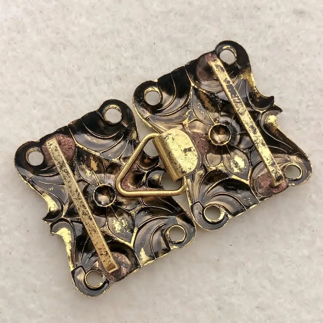 Dirndlschließe Schürzenschließe altgold No. 5 – Bild 12 – Chiemgauer Heimatwerk Trachten-Onlineshop Dirndlschließe Schürzenschließe altgold No. 5 - Bild 12 - Chiemgauer Heimatwerk Trachten-Onlineshop