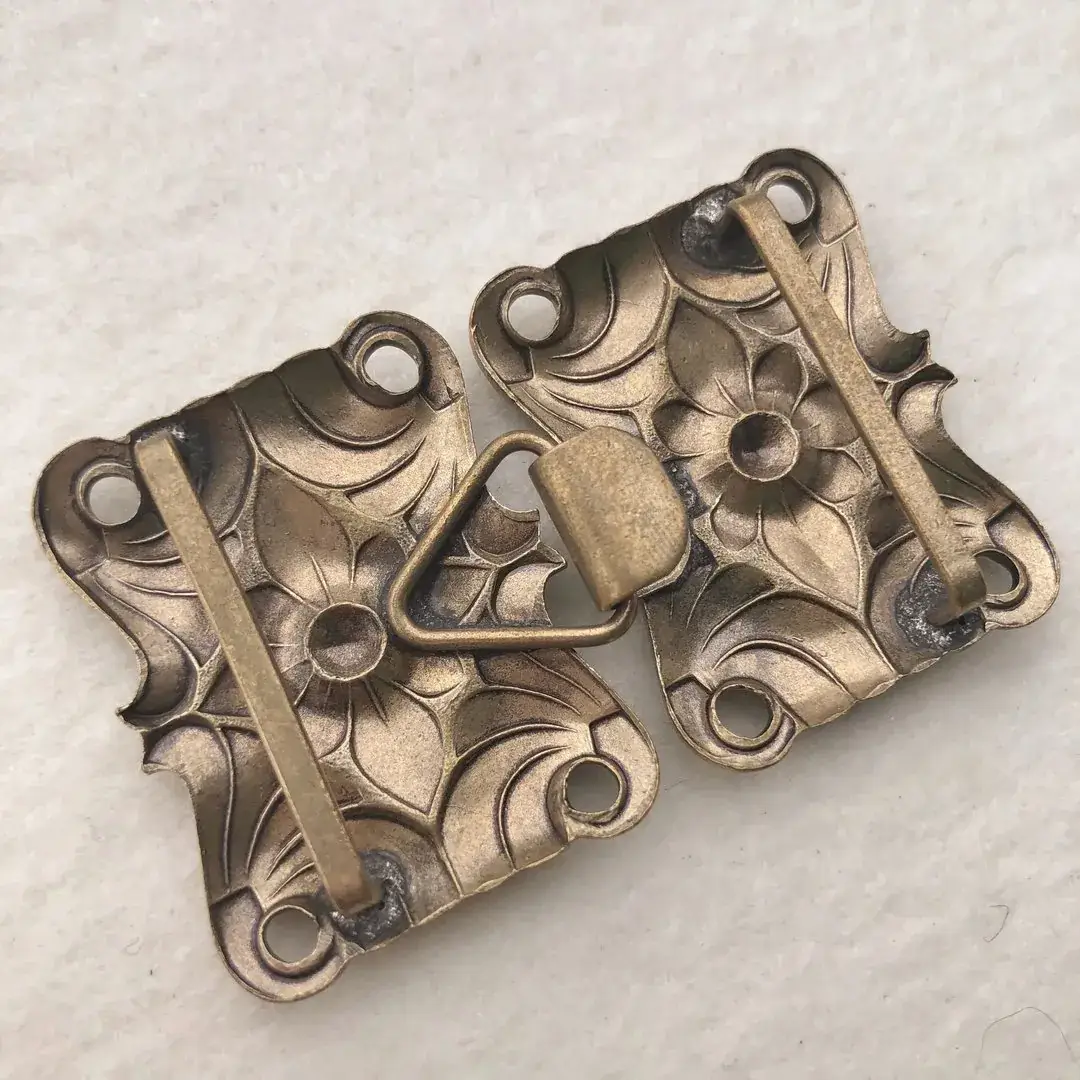 Dirndlschließe Schürzenschließe altgold No. 6 – Bild 11 – Chiemgauer Heimatwerk Trachten-Onlineshop Dirndlschließe Schürzenschließe altgold No. 6 - Bild 11 - Chiemgauer Heimatwerk Trachten-Onlineshop