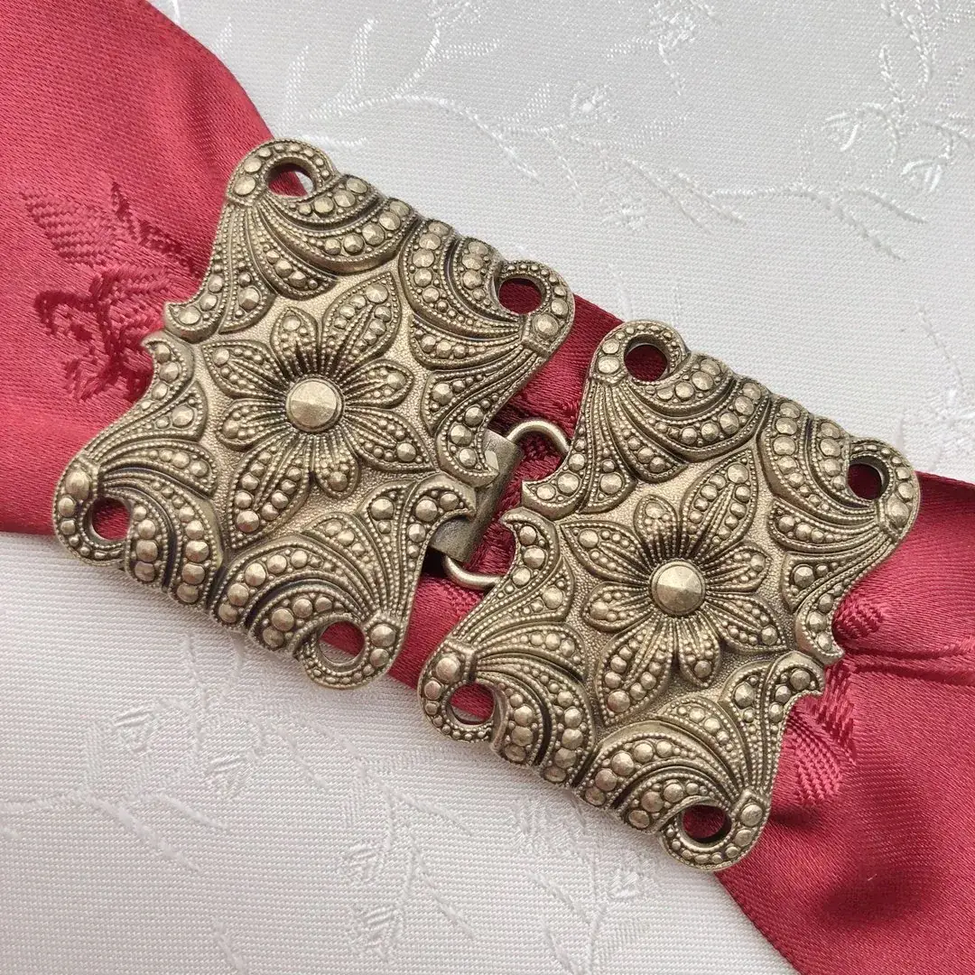 Dirndlschließe Schürzenschließe altgold No. 6 – Bild 19 – Chiemgauer Heimatwerk Trachten-Onlineshop Dirndlschließe Schürzenschließe altgold No. 6 - Bild 19 - Chiemgauer Heimatwerk Trachten-Onlineshop