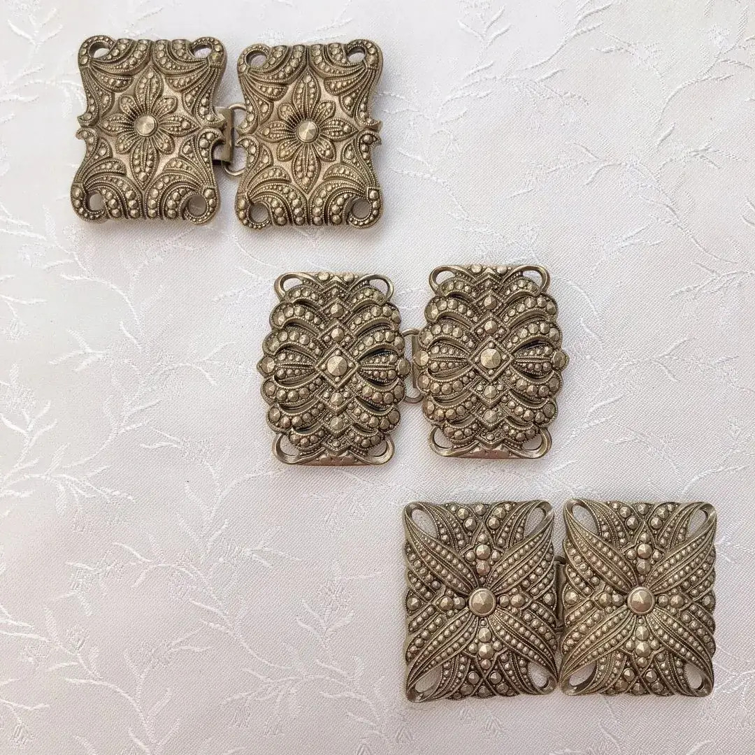 Dirndlschließe Schürzenschließe altgold No. 6 – Bild 26 – Chiemgauer Heimatwerk Trachten-Onlineshop Dirndlschließe Schürzenschließe altgold No. 6 - Bild 26 - Chiemgauer Heimatwerk Trachten-Onlineshop