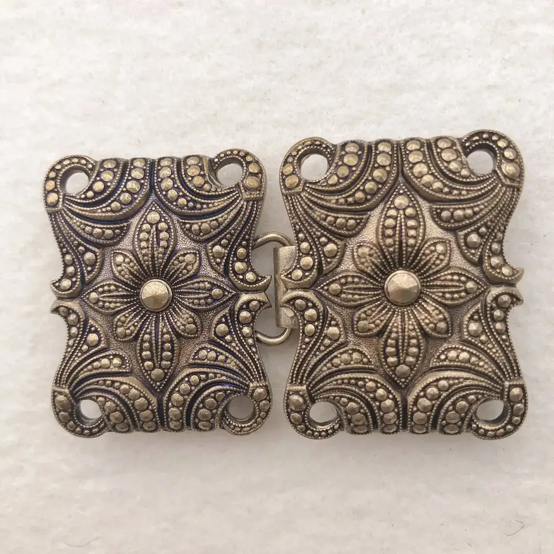 Dirndlschließe Schürzenschließe altgold No. 6 – Bild 3 – Chiemgauer Heimatwerk Trachten-Onlineshop Dirndlschließe Schürzenschließe altgold No. 6 - Bild 3 - Chiemgauer Heimatwerk Trachten-Onlineshop