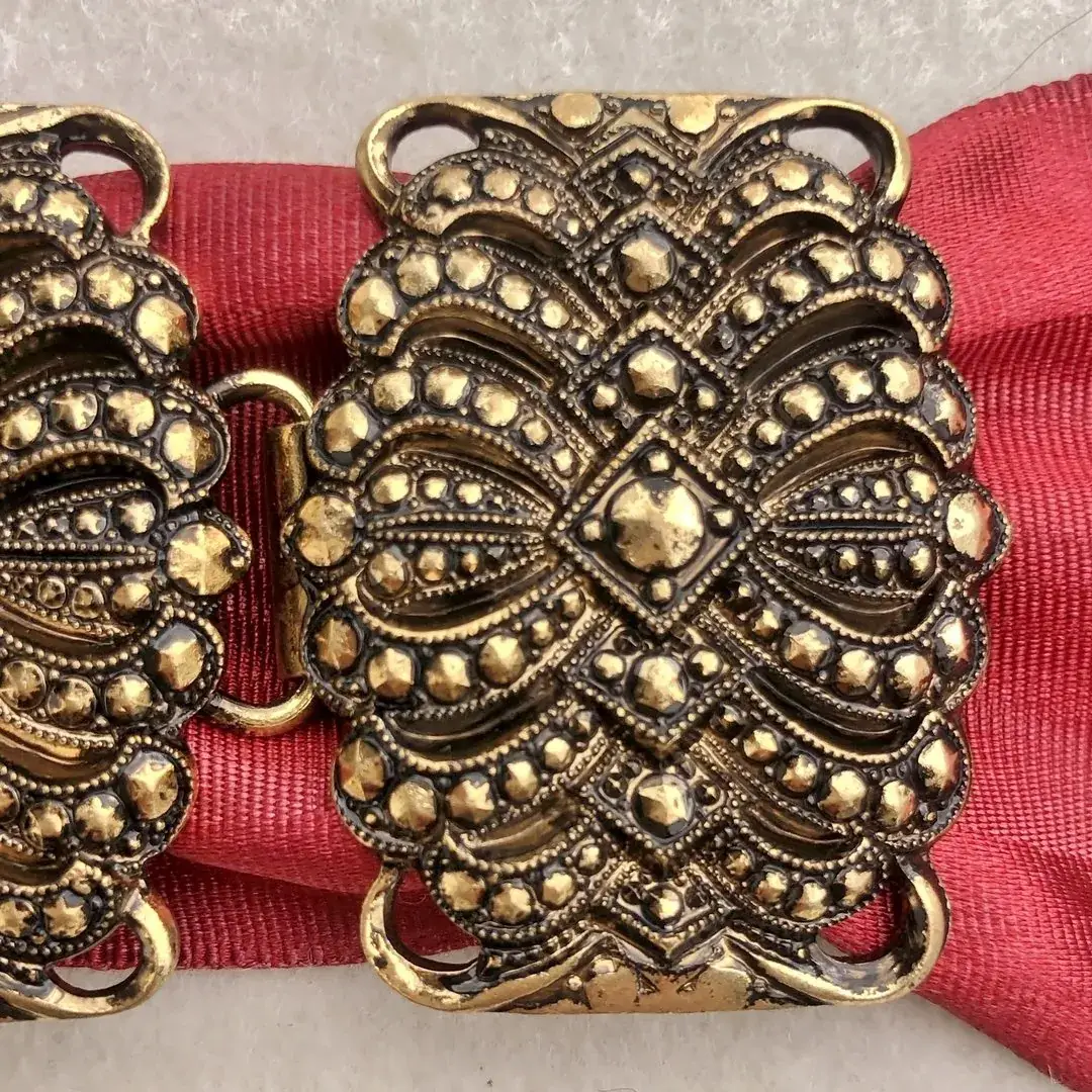 Dirndlschließe Schürzenschließe altgold No. 7 – Bild 5 – Chiemgauer Heimatwerk Trachten-Onlineshop Dirndlschließe Schürzenschließe altgold No. 7 - Bild 5 - Chiemgauer Heimatwerk Trachten-Onlineshop