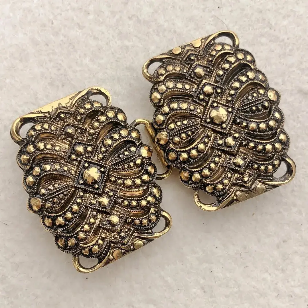 Dirndlschließe Schürzenschließe altgold No. 7 – Bild 6 – Chiemgauer Heimatwerk Trachten-Onlineshop Dirndlschließe Schürzenschließe altgold No. 7 - Bild 6 - Chiemgauer Heimatwerk Trachten-Onlineshop
