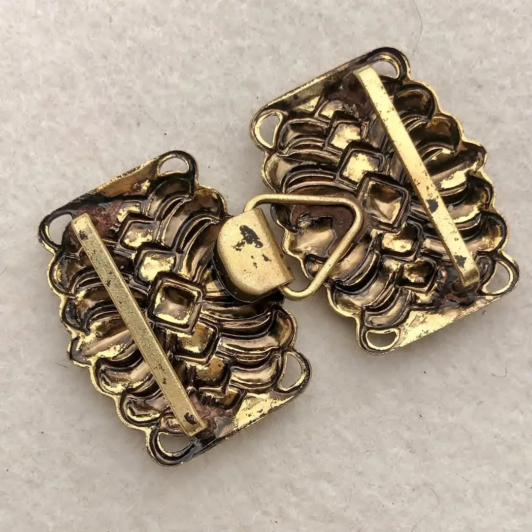 Dirndlschließe Schürzenschließe altgold No. 7 – Bild 9 – Chiemgauer Heimatwerk Trachten-Onlineshop Dirndlschließe Schürzenschließe altgold No. 7 - Bild 9 - Chiemgauer Heimatwerk Trachten-Onlineshop