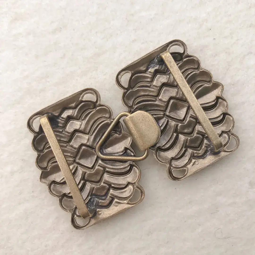 Dirndlschließe Schürzenschließe altgold No. 8 – Bild 27 – Chiemgauer Heimatwerk Trachten-Onlineshop Dirndlschließe Schürzenschließe altgold No. 8 - Bild 27 - Chiemgauer Heimatwerk Trachten-Onlineshop