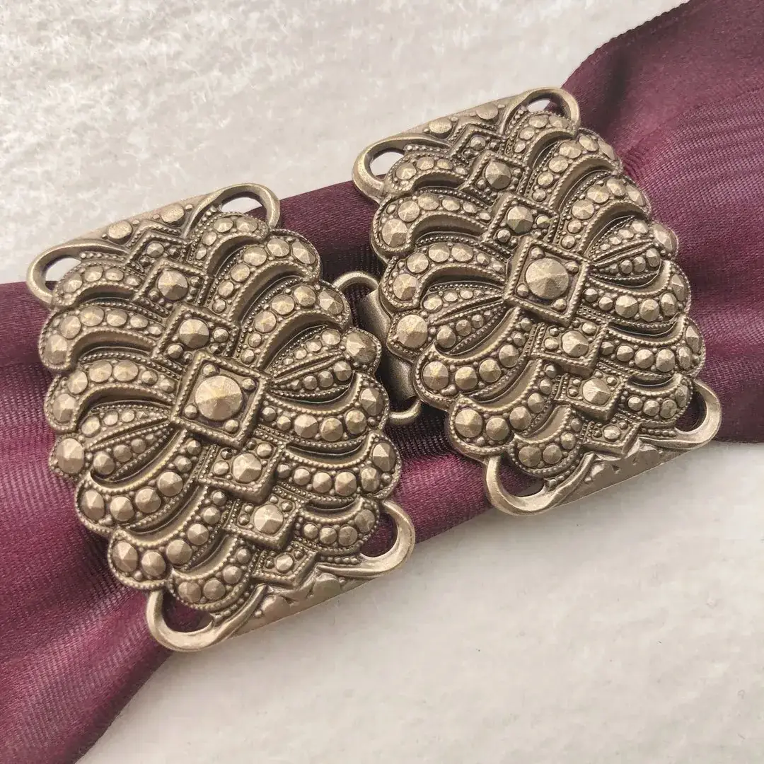 Dirndlschließe Schürzenschließe altgold No. 8 – Bild 3 – Chiemgauer Heimatwerk Trachten-Onlineshop Dirndlschließe Schürzenschließe altgold No. 8 - Bild 3 - Chiemgauer Heimatwerk Trachten-Onlineshop