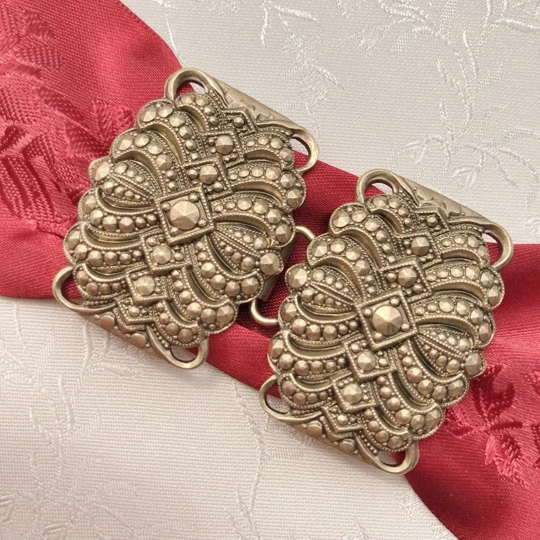 Dirndlschließe Schürzenschließe altgold No. 8 – Bild 33 – Chiemgauer Heimatwerk Trachten-Onlineshop Dirndlschließe Schürzenschließe altgold No. 8 - Bild 33 - Chiemgauer Heimatwerk Trachten-Onlineshop