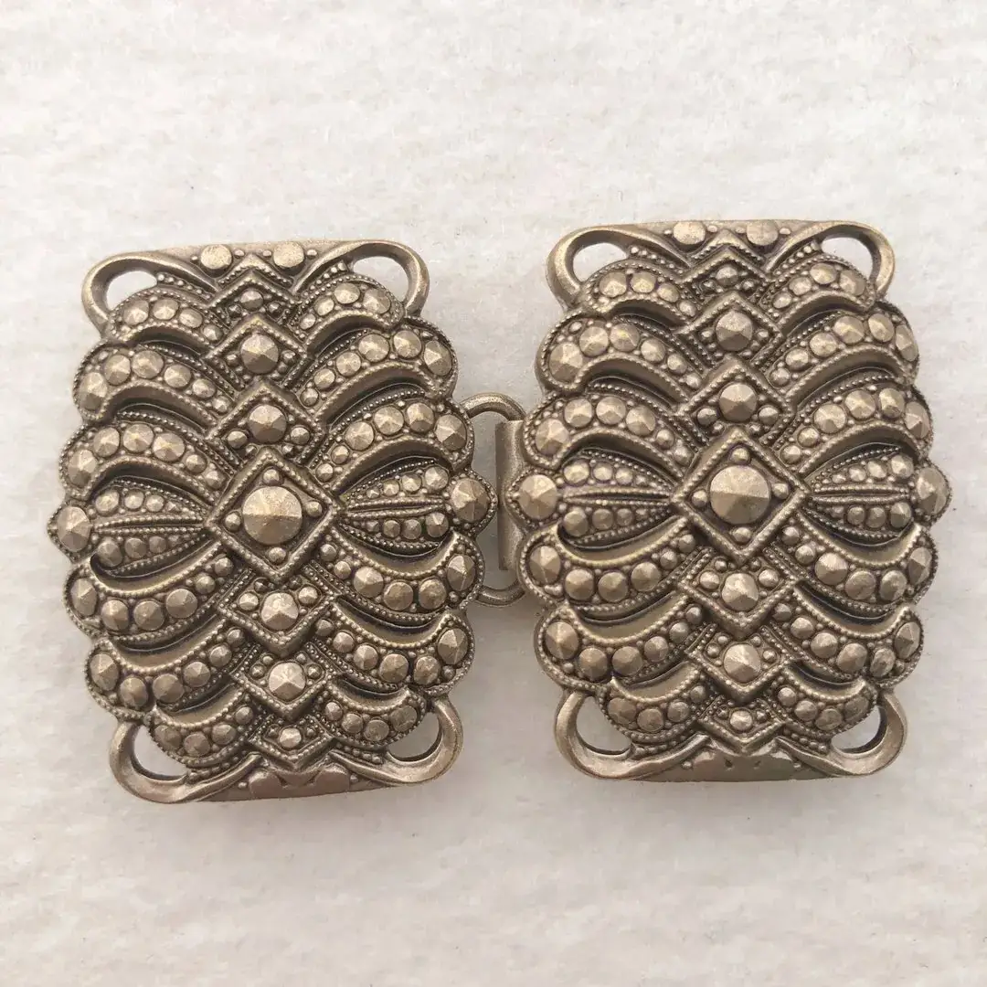Dirndlschließe Schürzenschließe altgold No. 8 – Bild 38 – Chiemgauer Heimatwerk Trachten-Onlineshop Dirndlschließe Schürzenschließe altgold No. 8 - Bild 38 - Chiemgauer Heimatwerk Trachten-Onlineshop