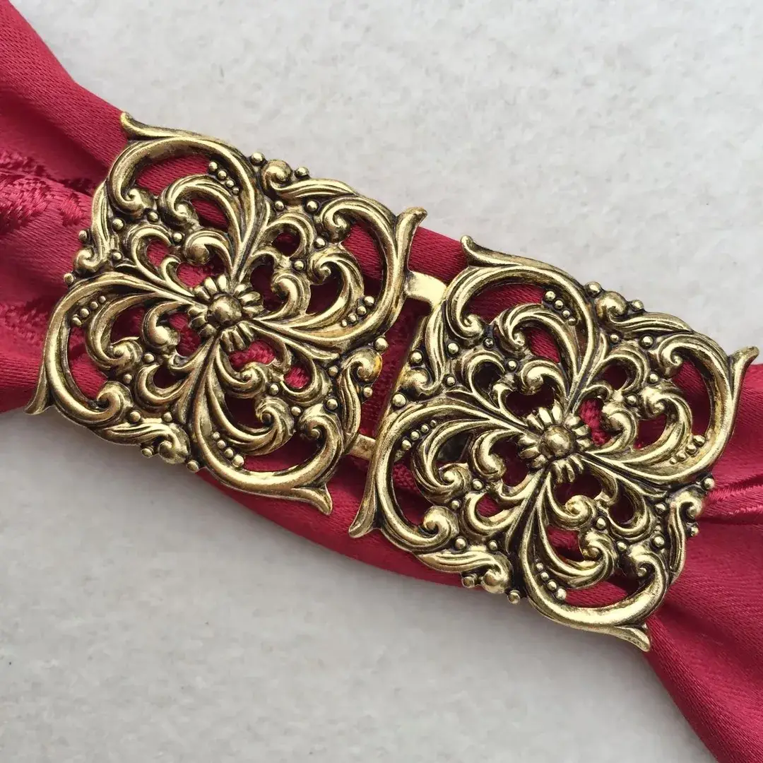 Dirndlschließe Schürzenschließe altgold No. 9 – Bild 14 – Chiemgauer Heimatwerk Trachten-Onlineshop Dirndlschließe Schürzenschließe altgold No. 9 - Bild 14 - Chiemgauer Heimatwerk Trachten-Onlineshop
