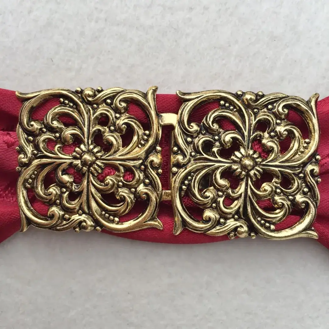 Dirndlschließe Schürzenschließe altgold No. 9 – Bild 20 – Chiemgauer Heimatwerk Trachten-Onlineshop Dirndlschließe Schürzenschließe altgold No. 9 - Bild 20 - Chiemgauer Heimatwerk Trachten-Onlineshop