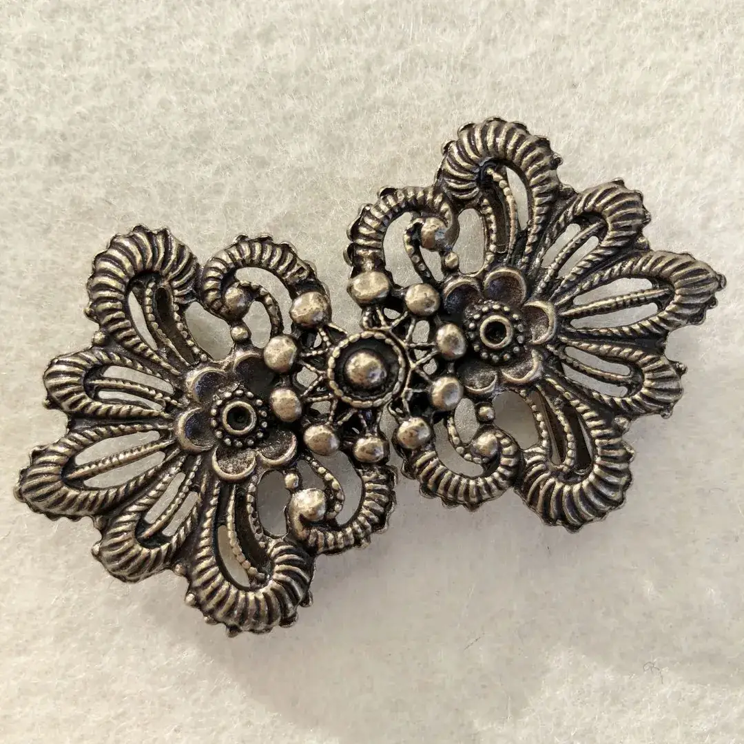 Dirndlschließe Schürzenschließe antik-bronze – Bild 8 – Chiemgauer Heimatwerk Trachten-Onlineshop Dirndlschließe Schürzenschließe antik-bronze - Bild 8 - Chiemgauer Heimatwerk Trachten-Onlineshop