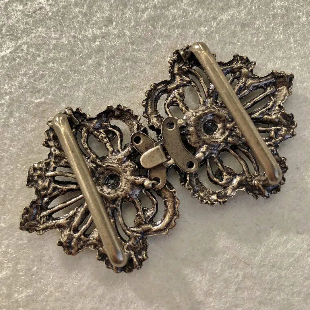 Dirndlschließe Schürzenschließe antik-bronze – Bild 9 – Chiemgauer Heimatwerk Trachten-Onlineshop Dirndlschließe Schürzenschließe antik-bronze - Bild 9 - Chiemgauer Heimatwerk Trachten-Onlineshop