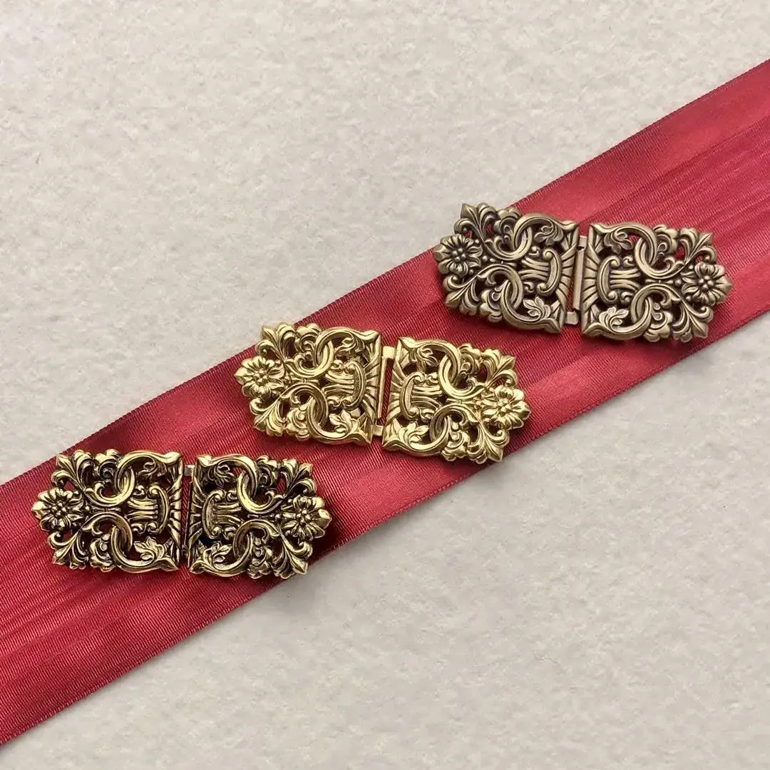 Dirndlschließe Schürzenschließe antik-messing No. 5 – Bild 4 – Chiemgauer Heimatwerk Trachten-Onlineshop Dirndlschließe Schürzenschließe antik-messing No. 5 - Bild 4 - Chiemgauer Heimatwerk Trachten-Onlineshop