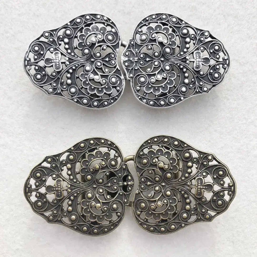 Dirndlschließe Schürzenschließe antik-messing No. 7 – Bild 6 – Chiemgauer Heimatwerk Trachten-Onlineshop Dirndlschließe Schürzenschließe antik-messing No. 7 - Bild 6 - Chiemgauer Heimatwerk Trachten-Onlineshop