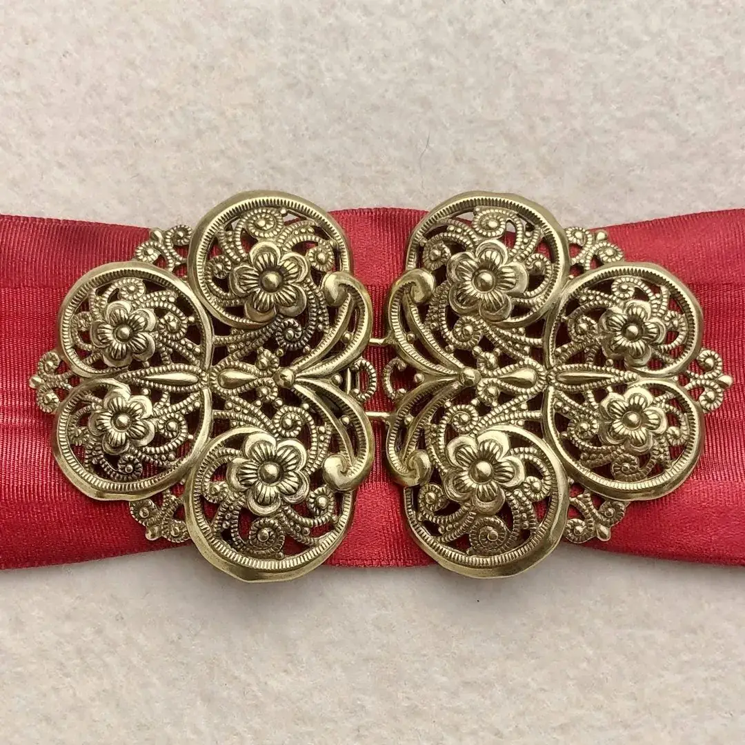 Dirndlschließe Schürzenschließe antik-messing No. 8 – Bild 9 – Chiemgauer Heimatwerk Trachten-Onlineshop Dirndlschließe Schürzenschließe antik-messing No. 8 - Bild 9 - Chiemgauer Heimatwerk Trachten-Onlineshop