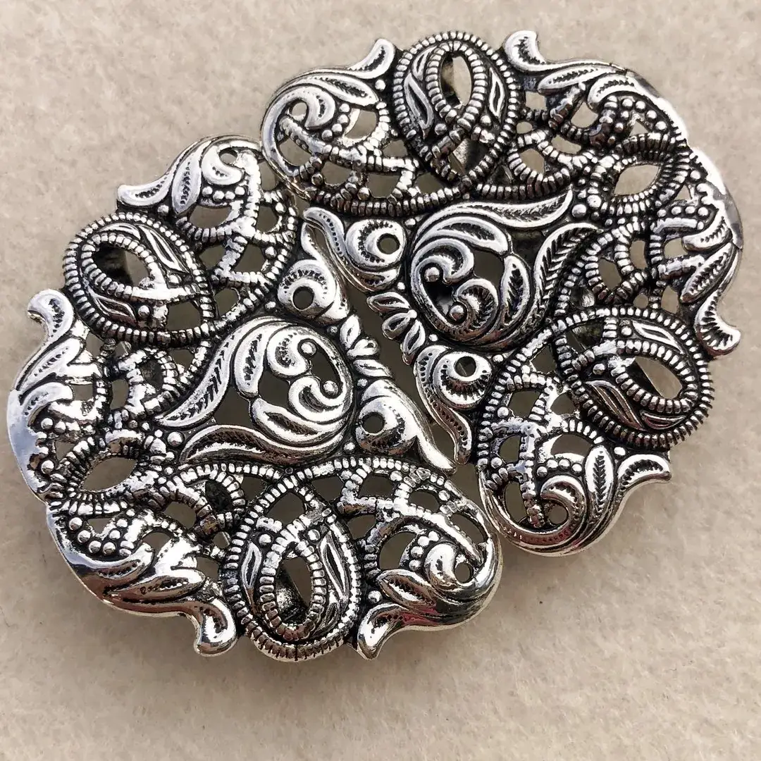 Dirndlschließe Schürzenschließe antik-silber matt No. 10 – Bild 13 – Chiemgauer Heimatwerk Trachten-Onlineshop Dirndlschließe Schürzenschließe antik-silber matt No. 10 - Bild 13 - Chiemgauer Heimatwerk Trachten-Onlineshop