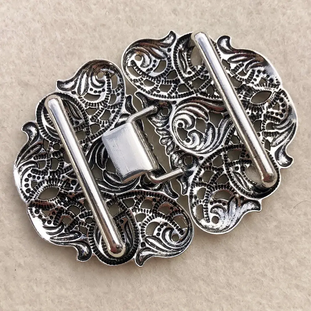 Dirndlschließe Schürzenschließe antik-silber matt No. 10 – Bild 18 – Chiemgauer Heimatwerk Trachten-Onlineshop Dirndlschließe Schürzenschließe antik-silber matt No. 10 - Bild 18 - Chiemgauer Heimatwerk Trachten-Onlineshop