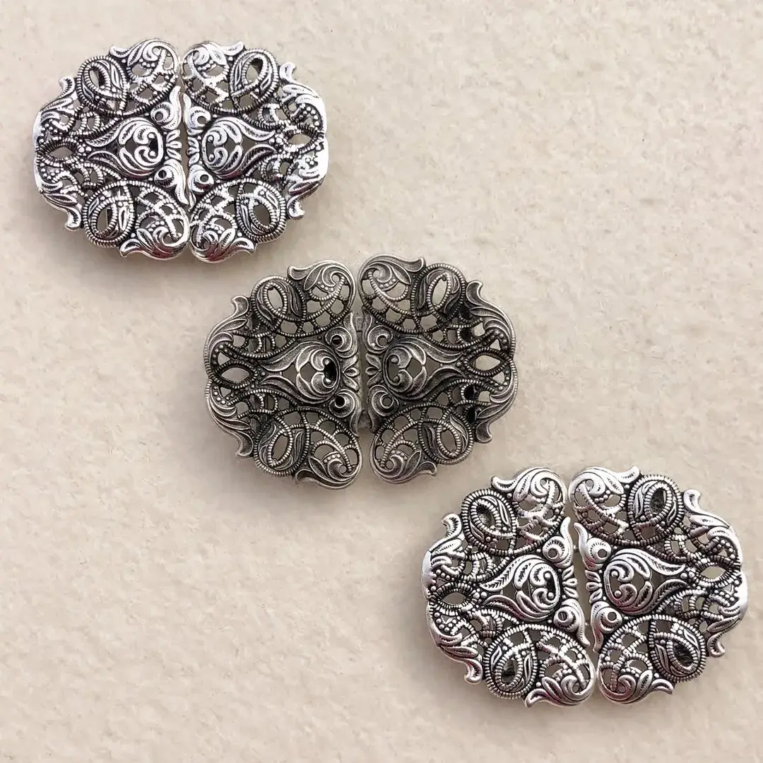 Dirndlschließe Schürzenschließe antik-silber matt No. 10 – Bild 20 – Chiemgauer Heimatwerk Trachten-Onlineshop Dirndlschließe Schürzenschließe antik-silber matt No. 10 - Bild 20 - Chiemgauer Heimatwerk Trachten-Onlineshop