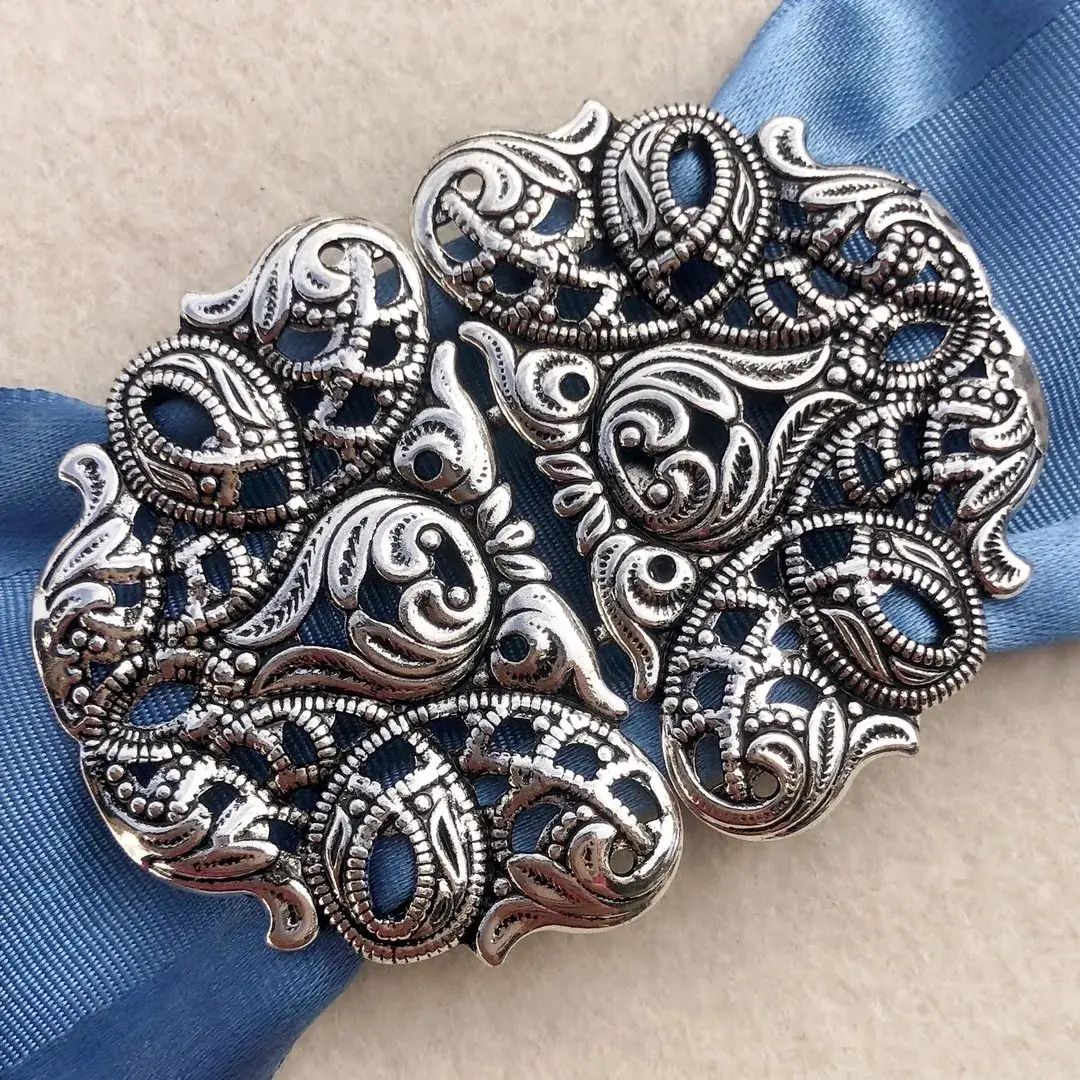 Dirndlschließe Schürzenschließe antik-silber matt No. 10 – Bild 4 – Chiemgauer Heimatwerk Trachten-Onlineshop Dirndlschließe Schürzenschließe antik-silber matt No. 10 - Bild 4 - Chiemgauer Heimatwerk Trachten-Onlineshop