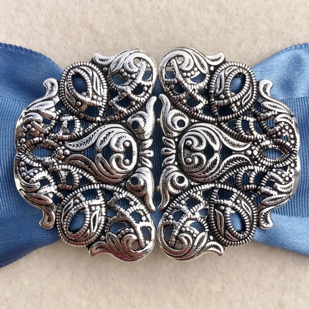Dirndlschließe Schürzenschließe antik-silber matt No. 10 – Bild 8 – Chiemgauer Heimatwerk Trachten-Onlineshop Dirndlschließe Schürzenschließe antik-silber matt No. 10 - Bild 8 - Chiemgauer Heimatwerk Trachten-Onlineshop