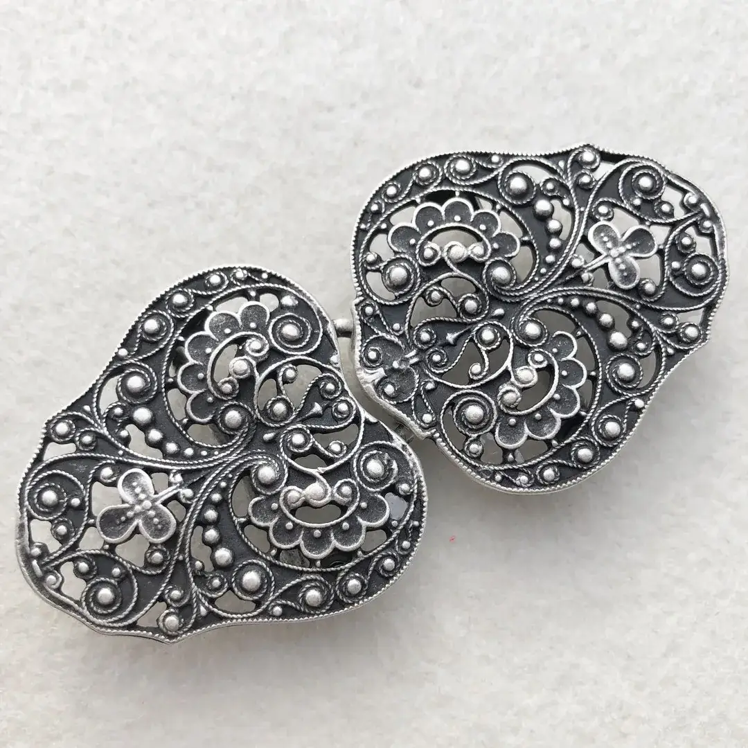 Dirndlschließe Schürzenschließe antik-silber matt No. 15 – Bild 7 – Chiemgauer Heimatwerk Trachten-Onlineshop Dirndlschließe Schürzenschließe antik-silber matt No. 15 - Bild 7 - Chiemgauer Heimatwerk Trachten-Onlineshop