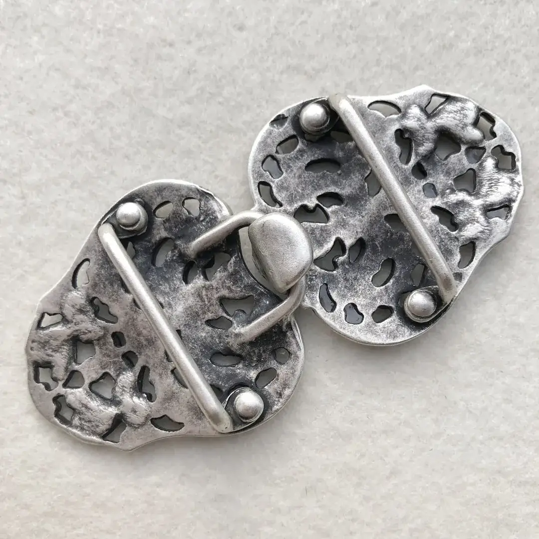 Dirndlschließe Schürzenschließe antik-silber matt No. 15 – Bild 8 – Chiemgauer Heimatwerk Trachten-Onlineshop Dirndlschließe Schürzenschließe antik-silber matt No. 15 - Bild 8 - Chiemgauer Heimatwerk Trachten-Onlineshop