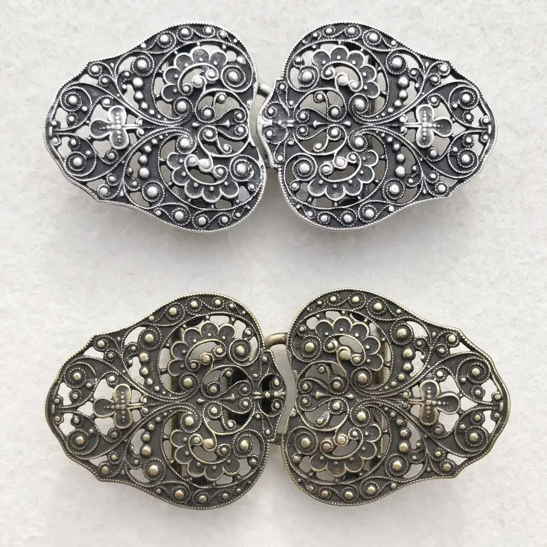 Dirndlschließe Schürzenschließe antik-silber matt No. 15 – Bild 9 – Chiemgauer Heimatwerk Trachten-Onlineshop Dirndlschließe Schürzenschließe antik-silber matt No. 15 - Bild 9 - Chiemgauer Heimatwerk Trachten-Onlineshop