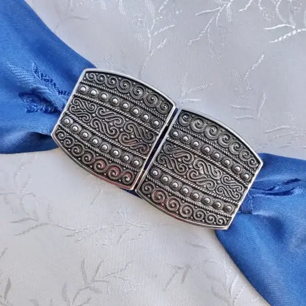 Dirndlschließe Schürzenschließe antik-silber No. 11 – Bild 9 – Chiemgauer Heimatwerk Trachten-Onlineshop Dirndlschließe Schürzenschließe antik-silber No. 11 - Bild 9 - Chiemgauer Heimatwerk Trachten-Onlineshop