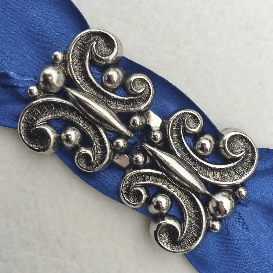 Dirndlschließe Schürzenschließe antik-silber No. 15 – Bild 3 – Chiemgauer Heimatwerk Trachten-Onlineshop Dirndlschließe Schürzenschließe antik-silber No. 15 - Bild 3 - Chiemgauer Heimatwerk Trachten-Onlineshop