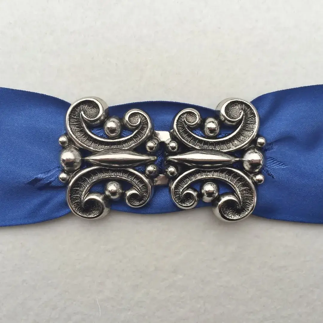 Dirndlschließe Schürzenschließe antik-silber No. 15 – Bild 6 – Chiemgauer Heimatwerk Trachten-Onlineshop Dirndlschließe Schürzenschließe antik-silber No. 15 - Bild 6 - Chiemgauer Heimatwerk Trachten-Onlineshop
