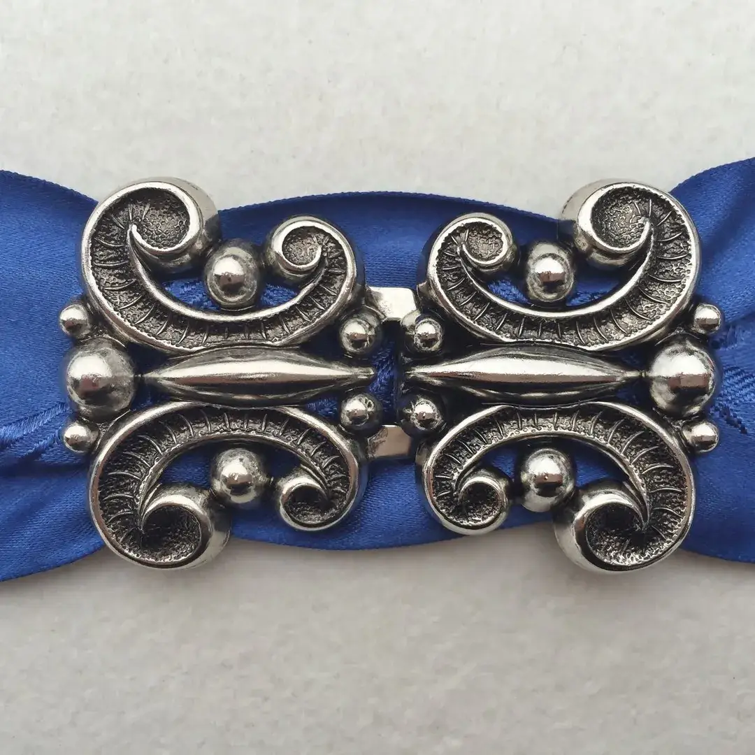 Dirndlschließe Schürzenschließe antik-silber No. 15 – Bild 8 – Chiemgauer Heimatwerk Trachten-Onlineshop Dirndlschließe Schürzenschließe antik-silber No. 15 - Bild 8 - Chiemgauer Heimatwerk Trachten-Onlineshop