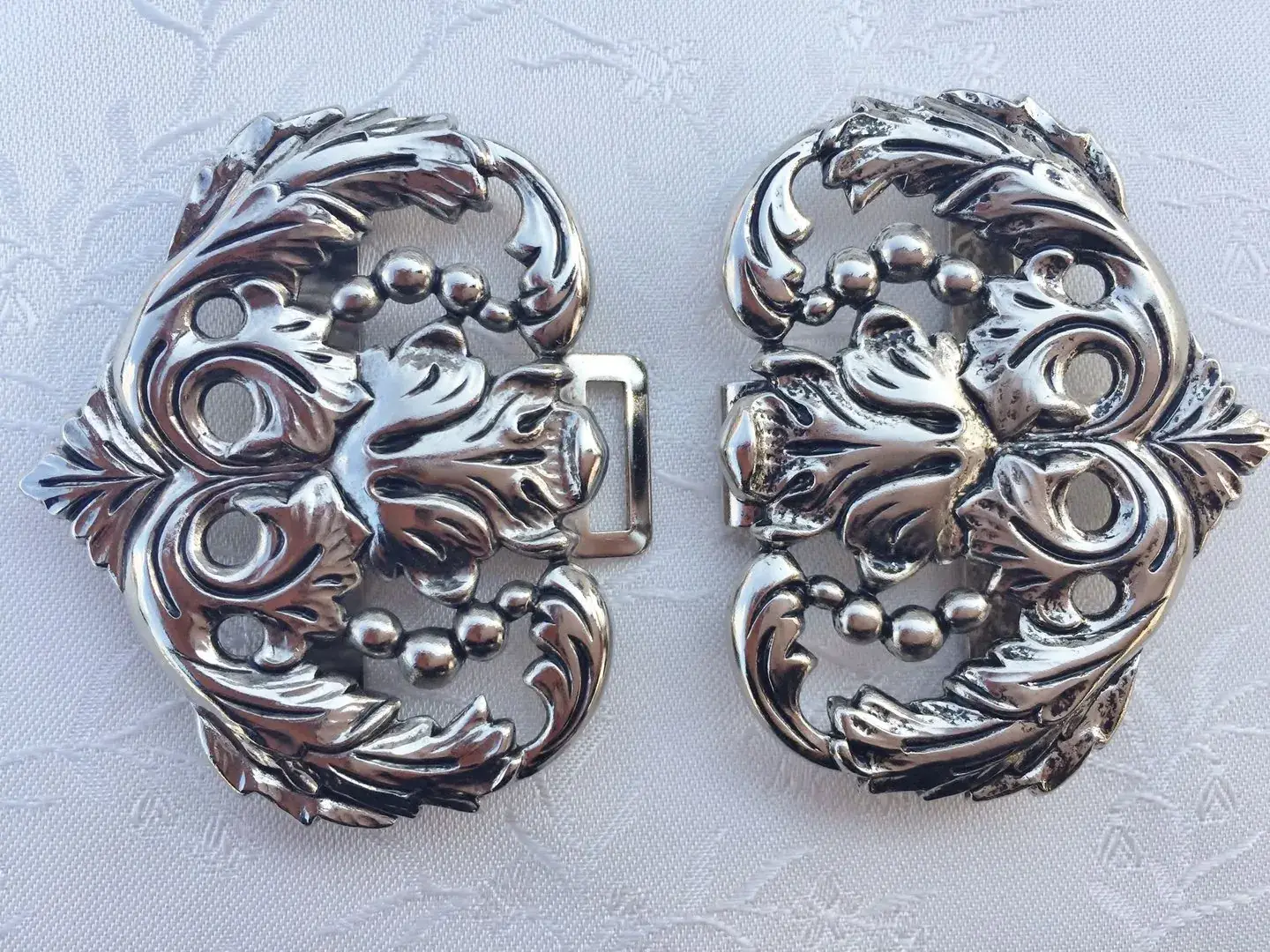 Dirndlschließe Schürzenschließe antik-silber No. 28 – Bild 11 – Chiemgauer Heimatwerk Trachten-Onlineshop Dirndlschließe Schürzenschließe antik-silber No. 28 - Bild 11 - Chiemgauer Heimatwerk Trachten-Onlineshop