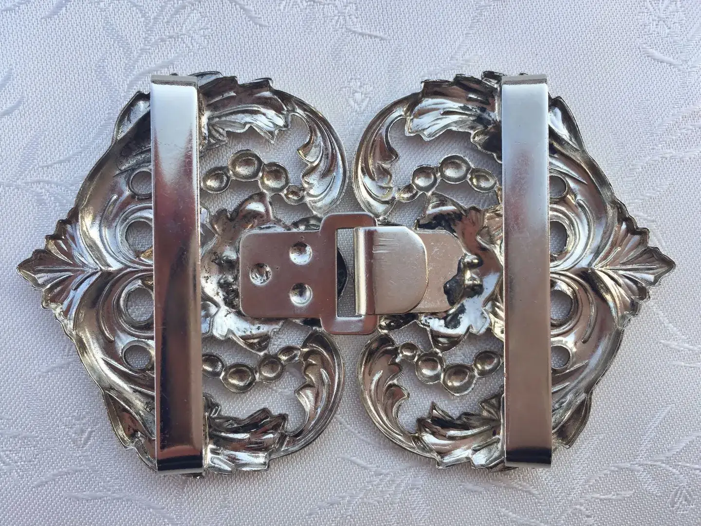 Dirndlschließe Schürzenschließe antik-silber No. 28 – Bild 12 – Chiemgauer Heimatwerk Trachten-Onlineshop Dirndlschließe Schürzenschließe antik-silber No. 28 - Bild 12 - Chiemgauer Heimatwerk Trachten-Onlineshop