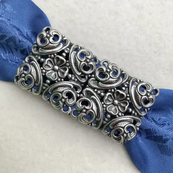 Dirndlschließe Schürzenschließe antik-silber No. 4 – Bild 1 – Chiemgauer Heimatwerk Trachten-Onlineshop Dirndlschließe Schürzenschließe antik-silber No. 4 - Bild 1 - Chiemgauer Heimatwerk Trachten-Onlineshop