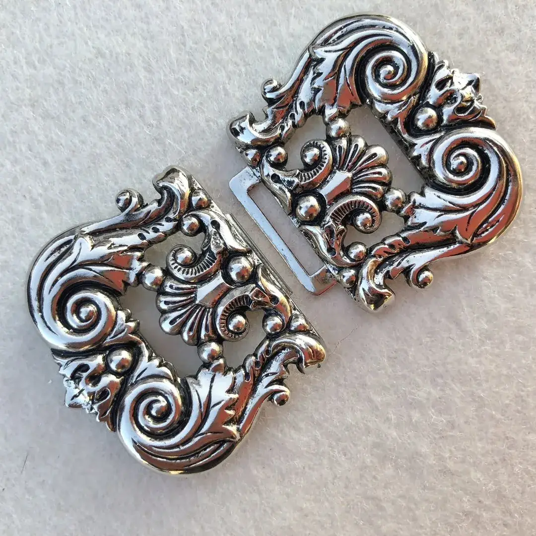 Dirndlschließe Schürzenschließe antik-silber No. 9 – Bild 13 – Chiemgauer Heimatwerk Trachten-Onlineshop Dirndlschließe Schürzenschließe antik-silber No. 9 - Bild 13 - Chiemgauer Heimatwerk Trachten-Onlineshop