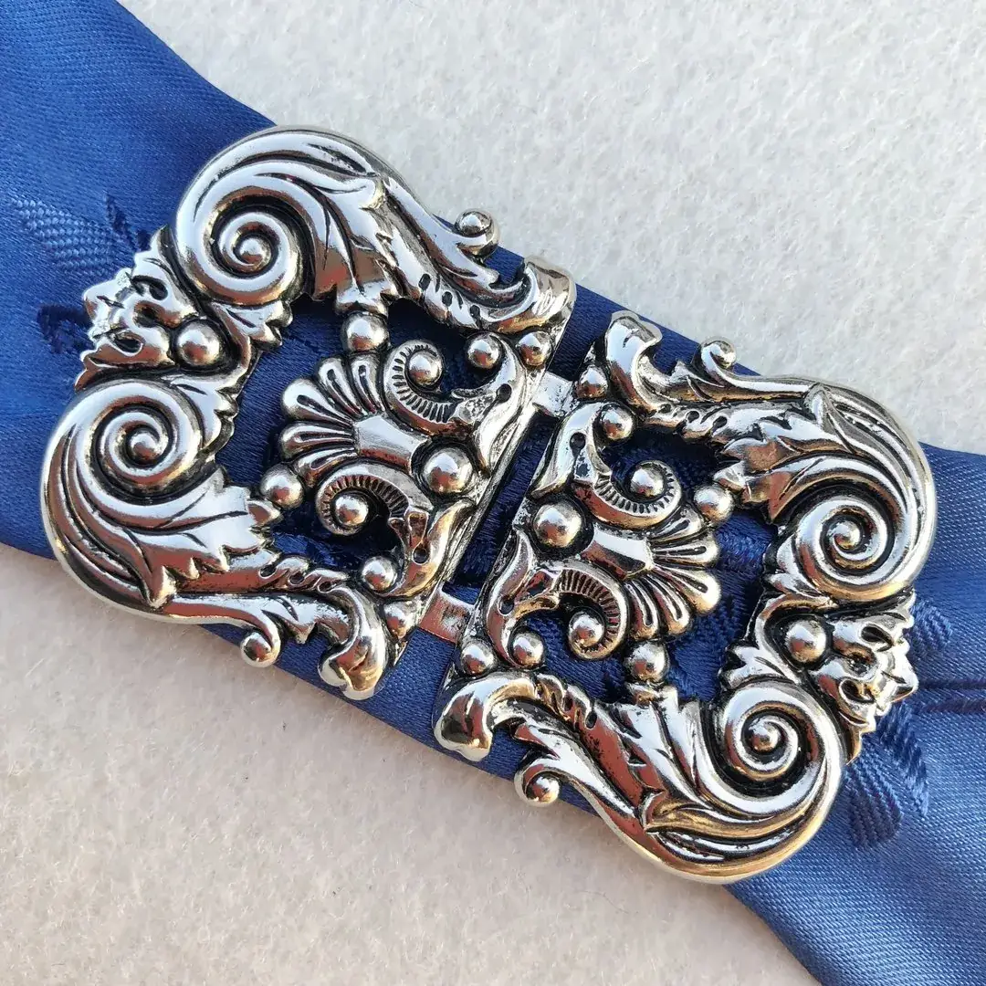 Dirndlschließe Schürzenschließe antik-silber No. 9 – Bild 14 – Chiemgauer Heimatwerk Trachten-Onlineshop Dirndlschließe Schürzenschließe antik-silber No. 9 - Bild 14 - Chiemgauer Heimatwerk Trachten-Onlineshop