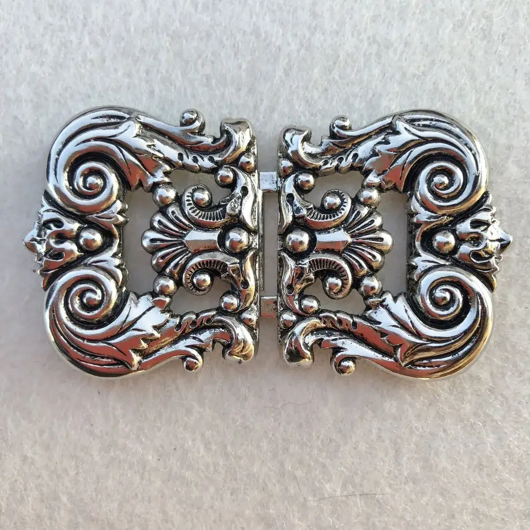 Dirndlschließe Schürzenschließe antik-silber No. 9 – Bild 6 – Chiemgauer Heimatwerk Trachten-Onlineshop Dirndlschließe Schürzenschließe antik-silber No. 9 - Bild 6 - Chiemgauer Heimatwerk Trachten-Onlineshop
