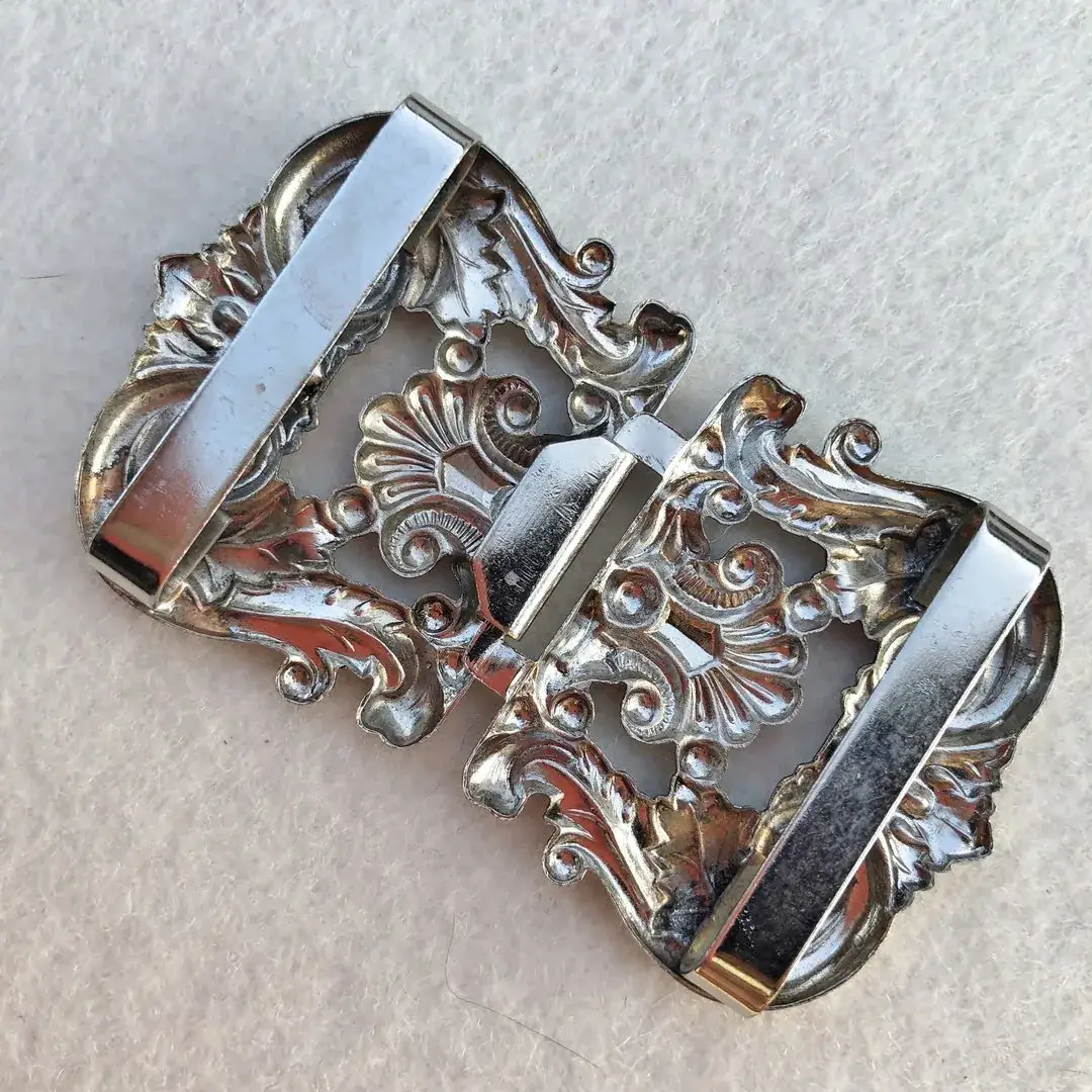 Dirndlschließe Schürzenschließe antik-silber No. 9 – Bild 9 – Chiemgauer Heimatwerk Trachten-Onlineshop Dirndlschließe Schürzenschließe antik-silber No. 9 - Bild 9 - Chiemgauer Heimatwerk Trachten-Onlineshop