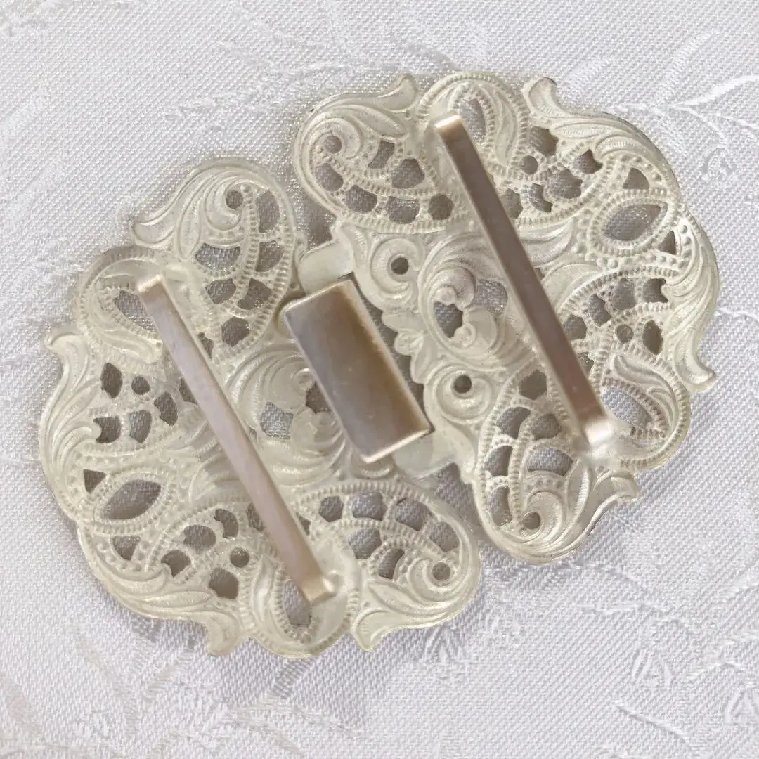 Dirndlschließe Schürzenschließe champagner No. 2 – Bild 15 – Chiemgauer Heimatwerk Trachten-Onlineshop Dirndlschließe Schürzenschließe champagner No. 2 - Bild 15 - Chiemgauer Heimatwerk Trachten-Onlineshop