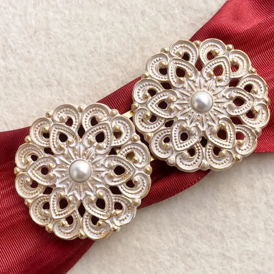 Dirndlschließe Schürzenschließe mit Perle weiß – Bild 12 – Chiemgauer Heimatwerk Trachten-Onlineshop Dirndlschließe Schürzenschließe mit Perle weiß - Bild 12 - Chiemgauer Heimatwerk Trachten-Onlineshop