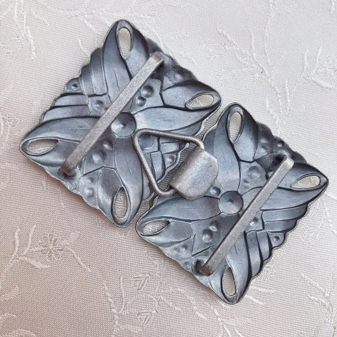 Dirndlschließe Schürzenschließe silber matt No. 1 – Bild 18 – Chiemgauer Heimatwerk Trachten-Onlineshop Dirndlschließe Schürzenschließe silber matt No. 1 - Bild 18 - Chiemgauer Heimatwerk Trachten-Onlineshop