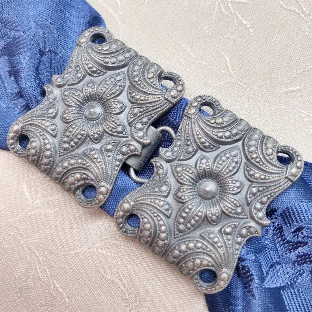 Dirndlschließe Schürzenschließe silber matt No. 2 – Bild 18 – Chiemgauer Heimatwerk Trachten-Onlineshop Dirndlschließe Schürzenschließe silber matt No. 2 - Bild 18 - Chiemgauer Heimatwerk Trachten-Onlineshop
