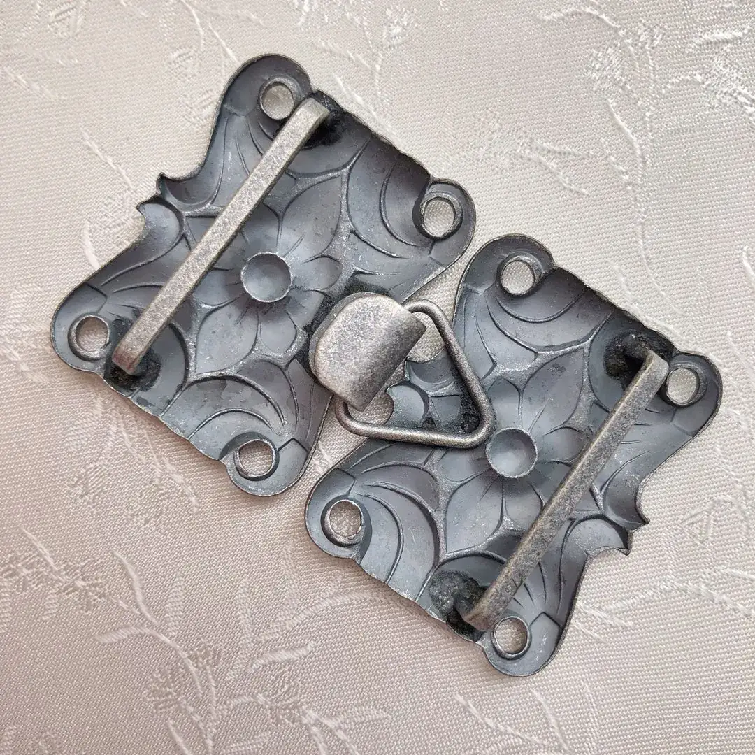 Dirndlschließe Schürzenschließe silber matt No. 2 – Bild 19 – Chiemgauer Heimatwerk Trachten-Onlineshop Dirndlschließe Schürzenschließe silber matt No. 2 - Bild 19 - Chiemgauer Heimatwerk Trachten-Onlineshop