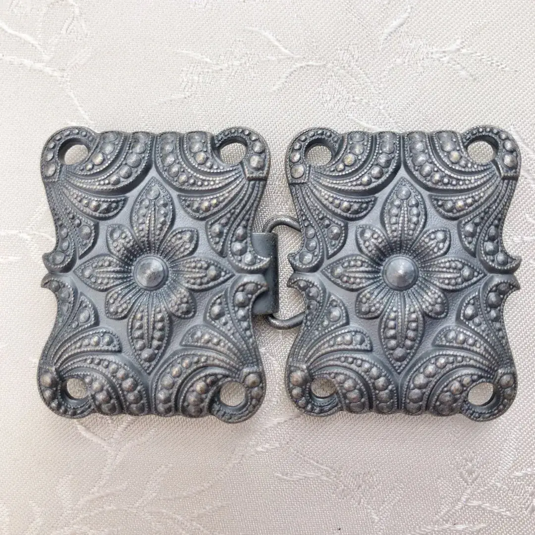 Dirndlschließe Schürzenschließe silber matt No. 2 – Bild 7 – Chiemgauer Heimatwerk Trachten-Onlineshop Dirndlschließe Schürzenschließe silber matt No. 2 - Bild 7 - Chiemgauer Heimatwerk Trachten-Onlineshop